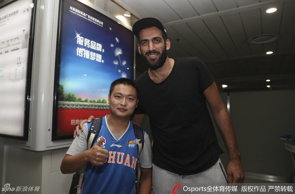 身穿便装的哈达迪背着双肩包抵达成都，脸上挂着轻松的微笑，左手插在裤兜里，步伐从容自信，新赛季的征程在他脚下就此展开。