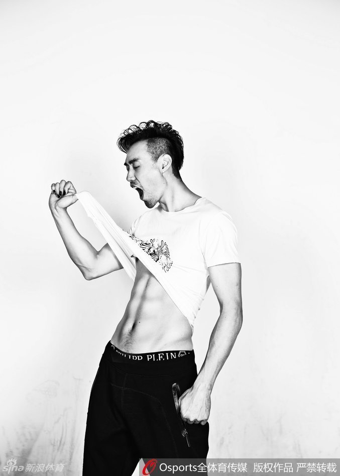 赛后张帅向看台观众挥手致意，脸上带着浅浅的微笑，眼神中透露出一丝不甘与坚定