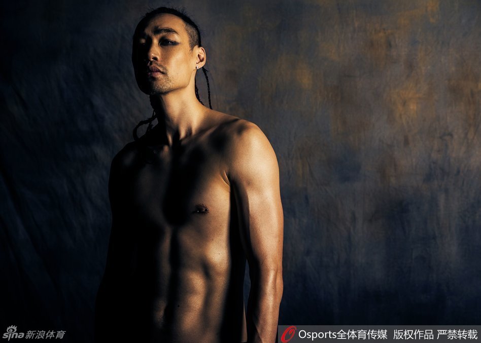 张帅目光如炬，在底线奋力挥拍，她的白色战袍在夜场的灯光下格外醒目