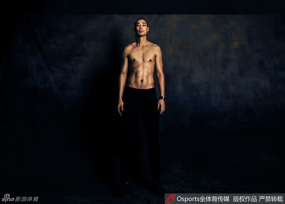 穆雷在比赛中全神贯注，他正准备击球，眼神中透露出对胜利的渴望