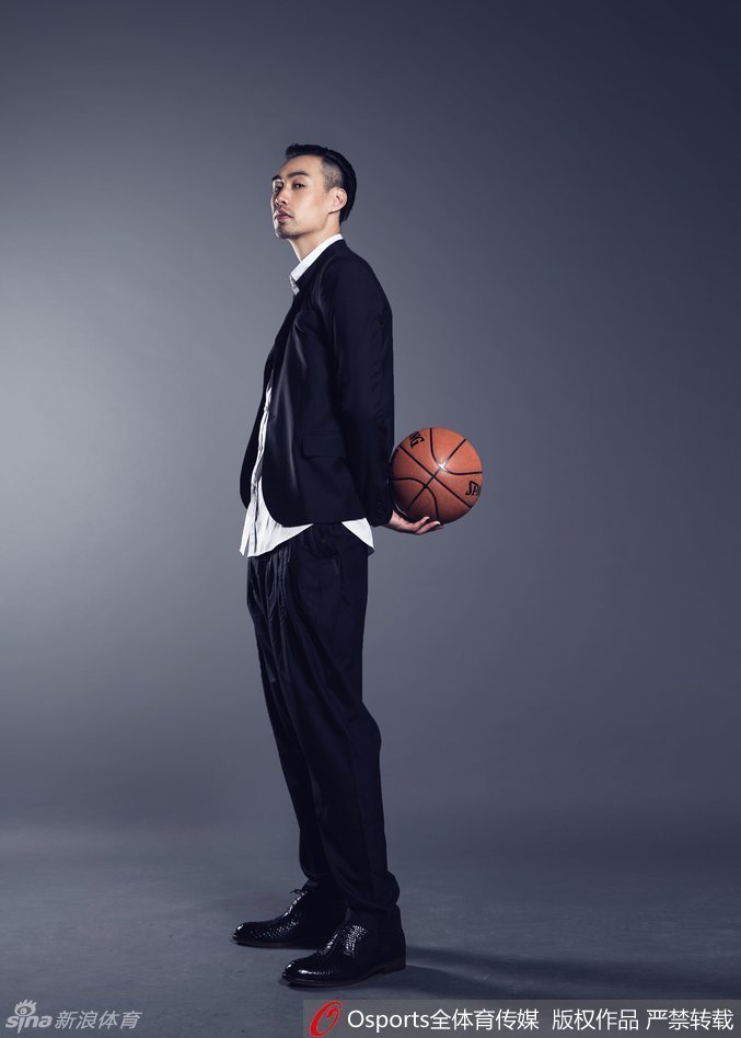 看台上热情的中国球迷挥舞着国旗，他们的脸上画着油彩，为心中的偶像呐喊助威