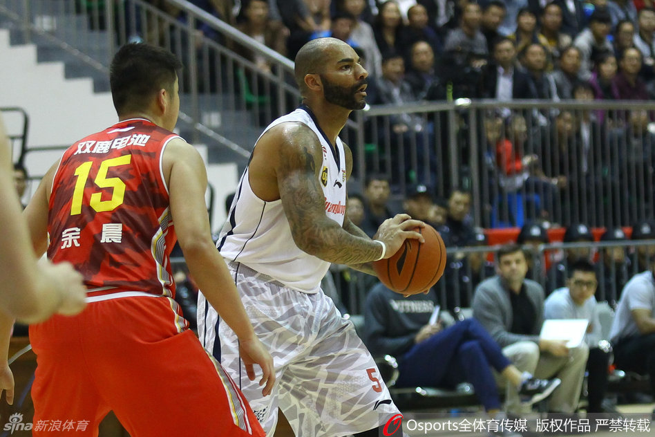 身披广东队战袍的布泽尔在罚球线附近略显谨慎地持球，眼神中透露出对新联赛的观察与试探，仿佛在丈量着CBA赛场的每一寸地板。