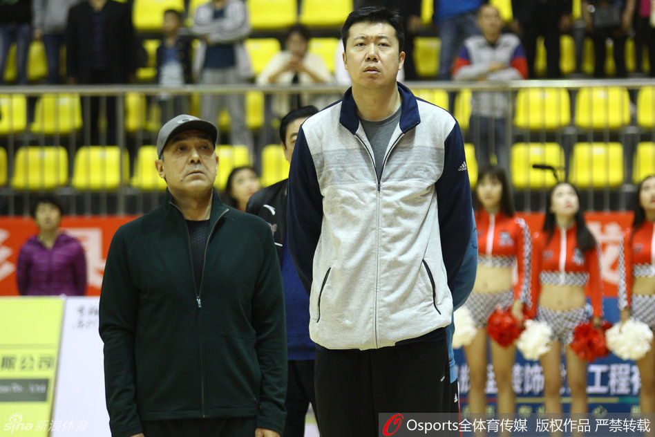 王治郅在防守端高举双臂，遮天蔽日地干扰着广东队的投篮，眼神坚毅而从容，仿佛一道横亘在禁区前的叹息之墙。