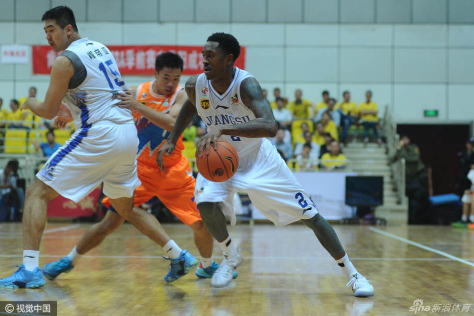 胡雪峰站上罚球线全场肃静，篮球出手瞬间承载着江苏男篮的胜利希望