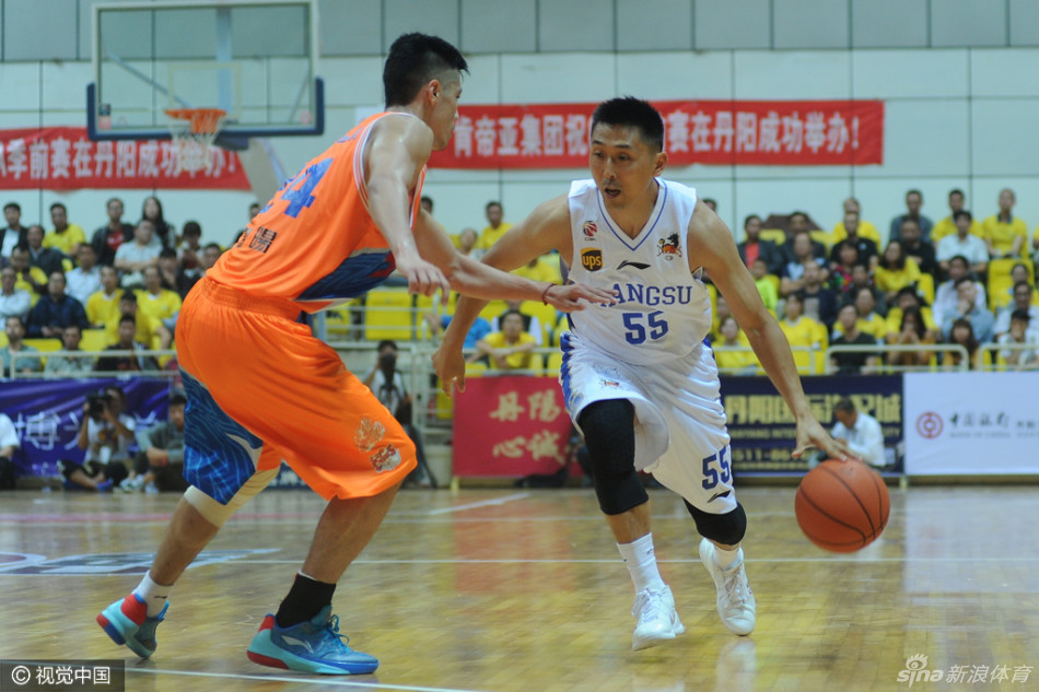 胡雪峰背身单打上海防守球员，肌肉碰撞瞬间点燃全场气氛