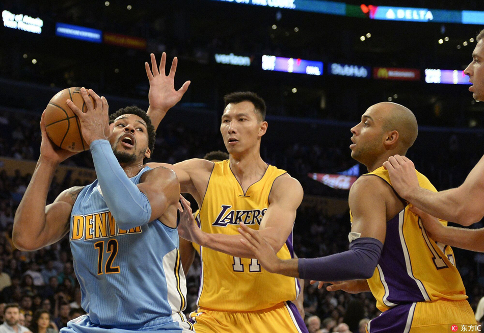 当被替换下场时，易建联神情平静地与队友击掌，虽然数据平平，但他已在这十分钟里倾尽所有。