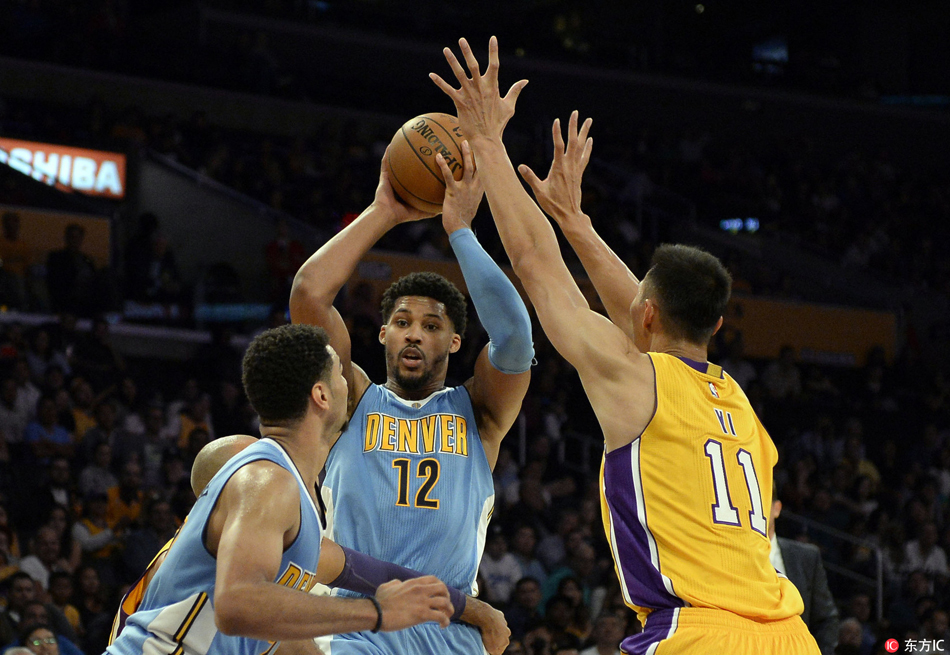 易建联在三分线外果断出手，皮球在空中划出弧线，整个球馆的目光都聚焦于此，气氛紧张到了极点。