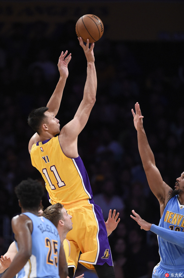 易建联眼神专注，身披紫金战袍在斯台普斯中心严阵以待，目光中透露出对赛场的渴望与坚定。