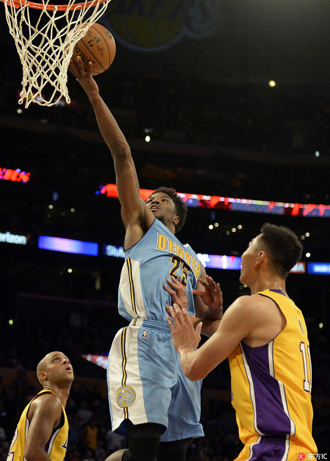 易建联在人群中奋力拼抢篮板，高高跃起的姿态展现了他对每一个球权的渴望和在内线的积极拼抢。