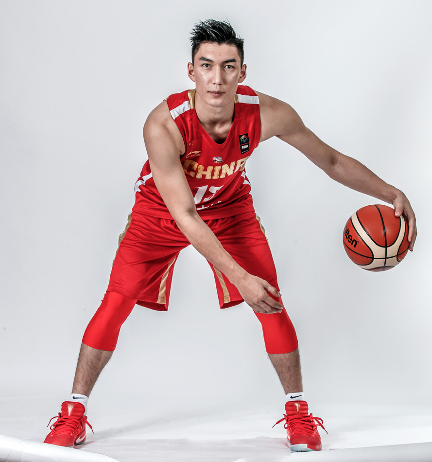 布拉切身穿那件见证辉煌的红色战袍，面对防守球员灵活转身准备突破，尽管身形圆润但步伐依旧灵活，眼中充满对胜利的无限渴望。