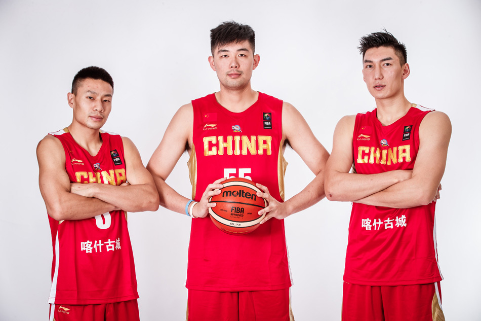 亚当斯身穿红色战袍在对手的严防死守下依然从容控球，眼神犀利地寻找着队友，他灵动的突破是撕裂对手防线的关键利刃。