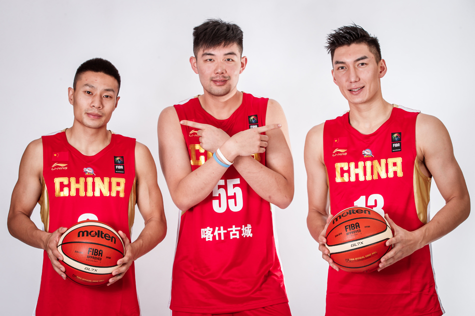 内线支柱周琦在红色球衣的映衬下高高跃起，张开双臂试图封盖对手的投篮，那巨大的防守覆盖面让对手感受到窒息的压力。