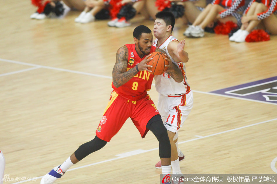 吉林外援托马斯在邹雨宸和德勒黑的双人包夹下强行起篮，激烈的身体对抗让整个球场为之震颤。