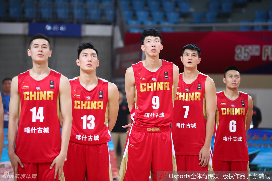 在庄严的国歌声中，新疆男篮全体将士肃立注目，眼神中流露出对胜利的渴望与为国争光的坚定信念。