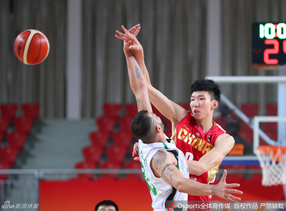 周琦与新搭档亚当斯在场上进行战术密谈，两人用手势比划着配合路线，眼神交汇间充满了对彼此的信任与对新赛季的期待。