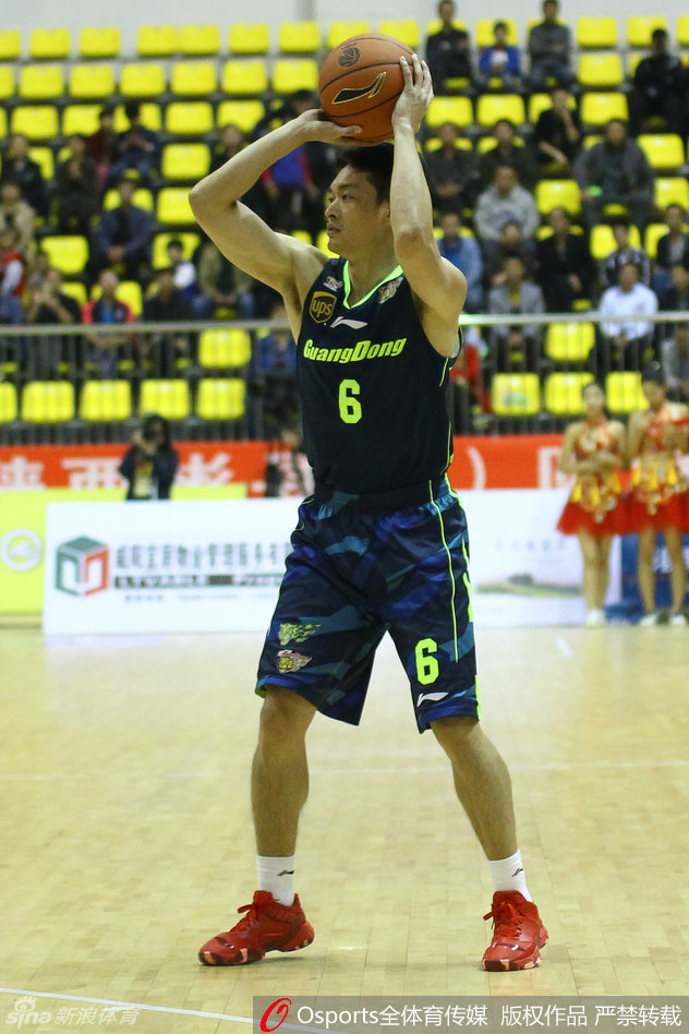 天津队外援泰勒高高跃起，在广东队高尚的严密防守下强行出手抛射，两人身体在空中激烈对抗，肌肉碰撞的火花清晰可见。