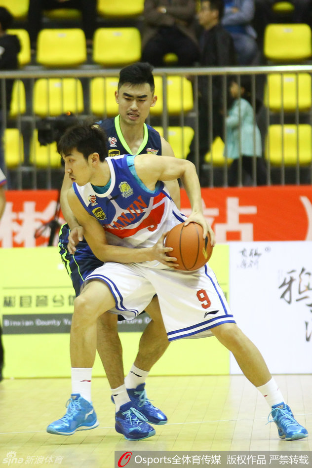 广东队年轻球员高尚全力起跳，长臂伸展试图封盖天津队张智涵的投篮，这次外线之间的攻防对决体现了年轻球员的拼劲和活力。