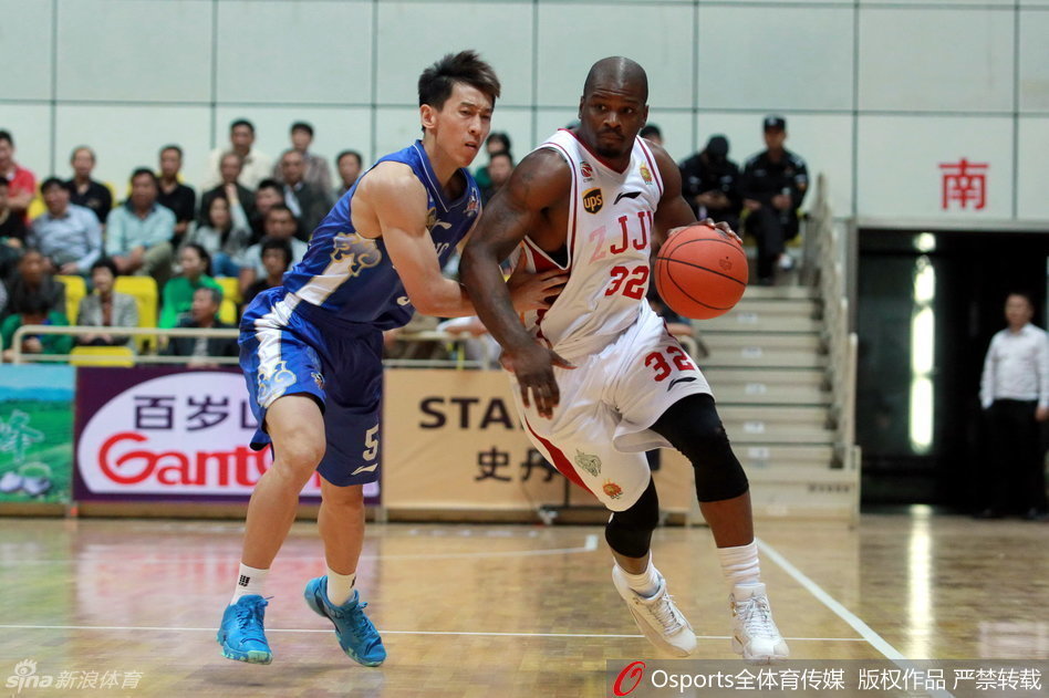 江苏队后卫如猎豹般持球突破，在浙江队长人建立的铜墙铁壁前，依然目光如炬，寻找着转瞬即逝的传球良机。