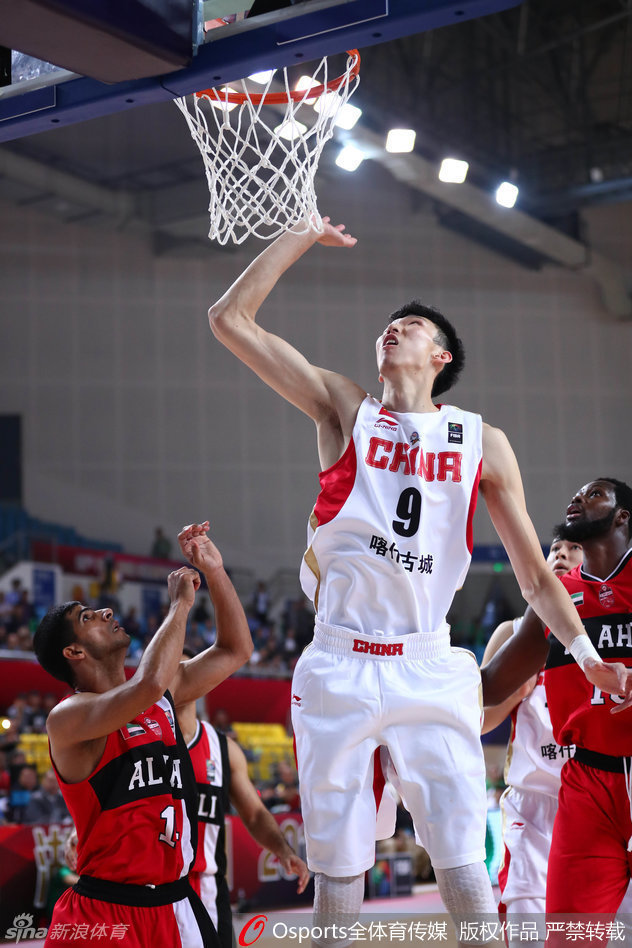 亚当斯戏耍般的背后运球让防守者失去重心，那灵动的身姿成为赛场上最锐利的尖刀。