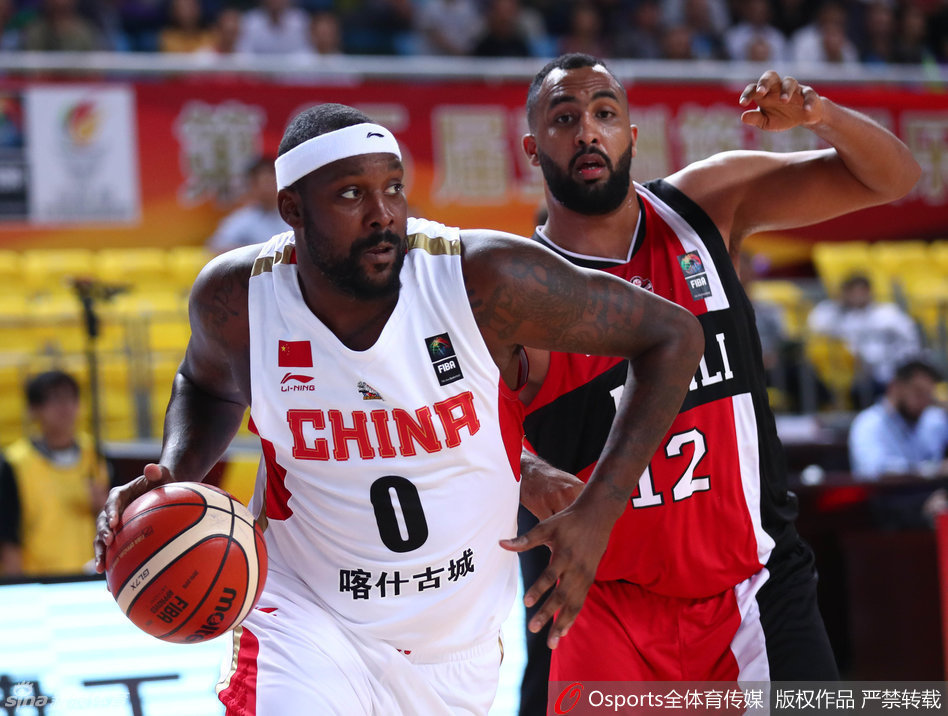 西热力江手起刀落，在三分线外果断开火，皮球划出一道美丽的彩虹直奔篮筐。