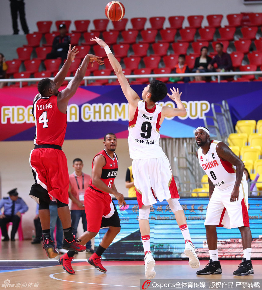 可兰白克在篮下使出梦幻脚步，用一记柔和的勾手挑战对手的防线，动作一气呵成。