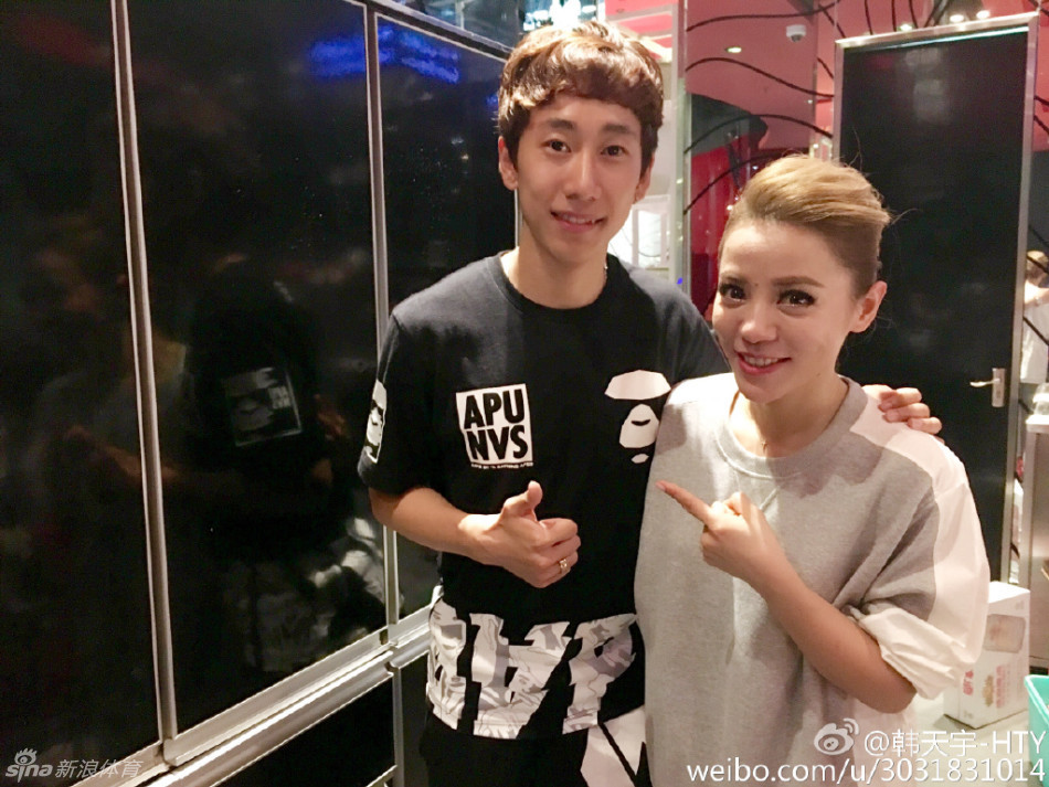 上个月底,中国短道速滑名将韩天宇,刘秋宏与跳水队的何姿,秦凯,曹缘一