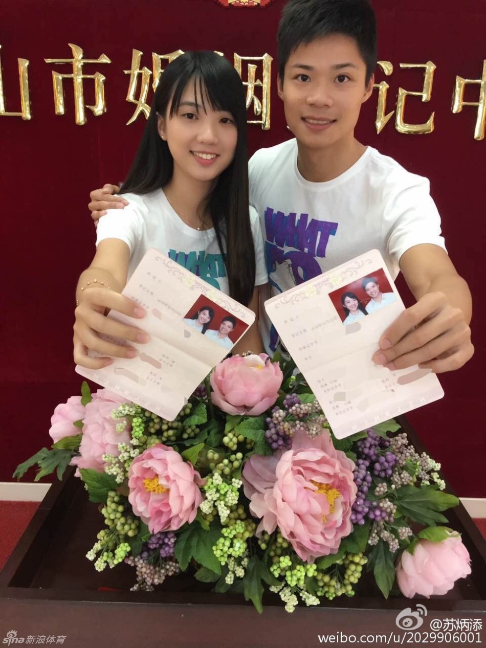 10月10日,苏炳添在微博中晒出自己和女朋友的恩爱照,两人正式领证结婚
