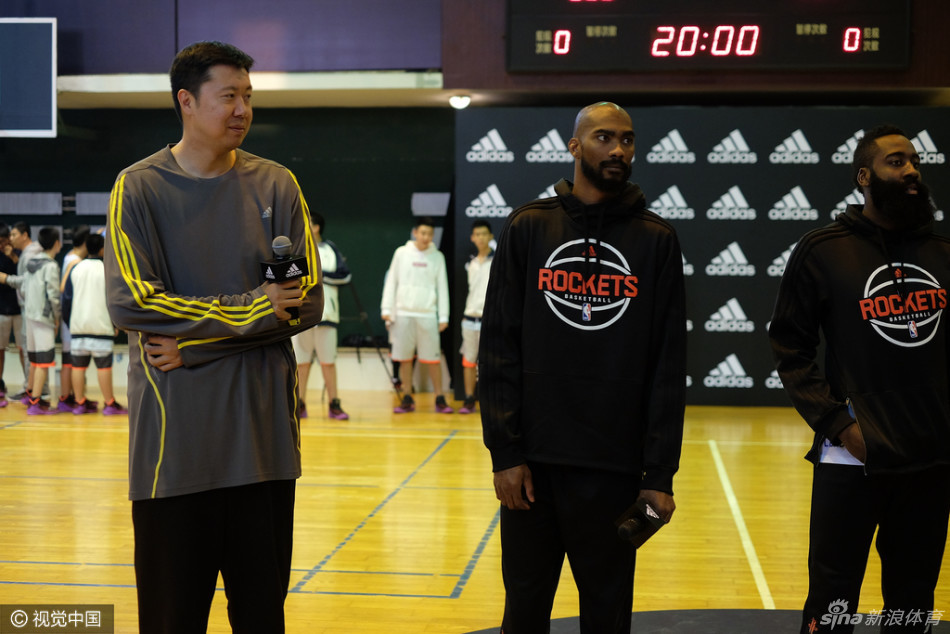 王治郅身穿黑色运动服，专注地进行着赛前的肌肉拉伸，他柔和的动作和专注的眼神，透露出这位老将对自己身体的极致爱护，即便只是一场校园活动，也全力以赴。