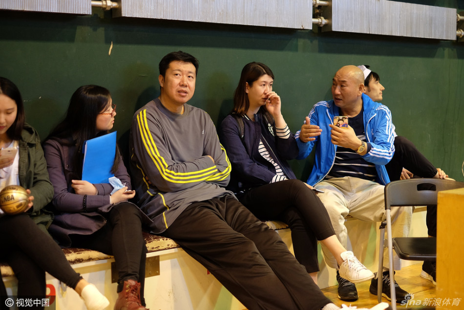 哈登在场边为小球员的精彩表现激动鼓掌，他身旁的队友们也同样起立喝彩，场上的汗水与场下的欢呼交织成一曲动人的篮球乐章，完美诠释了“无兄弟，不篮球”的真谛。