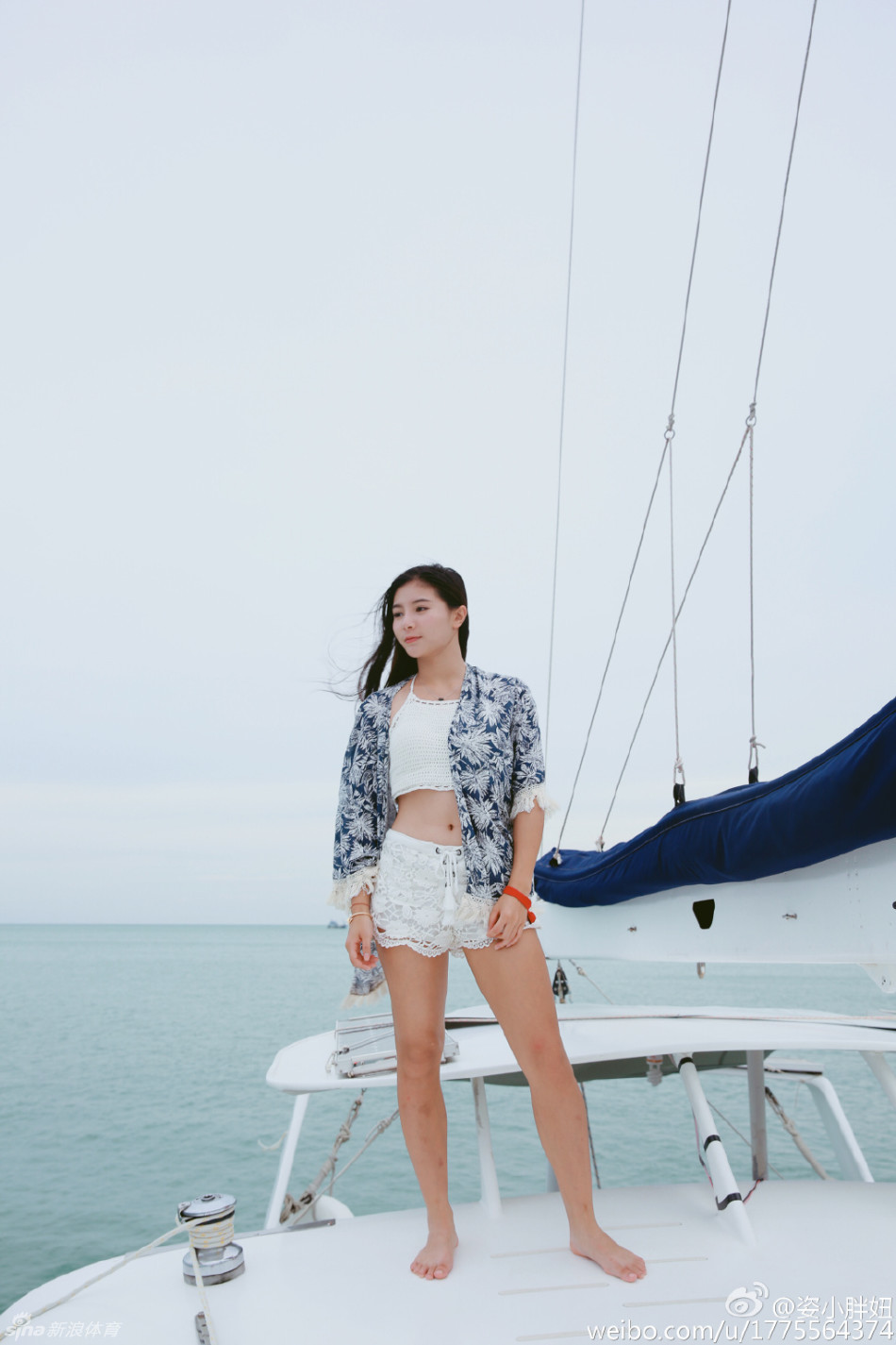 何姿出海秀美腿香肩_高清图集_新浪网