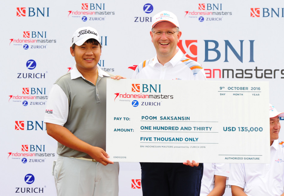 颁奖仪式上，沙山辛从嘉宾手中接过象征胜利的巨额奖金支票