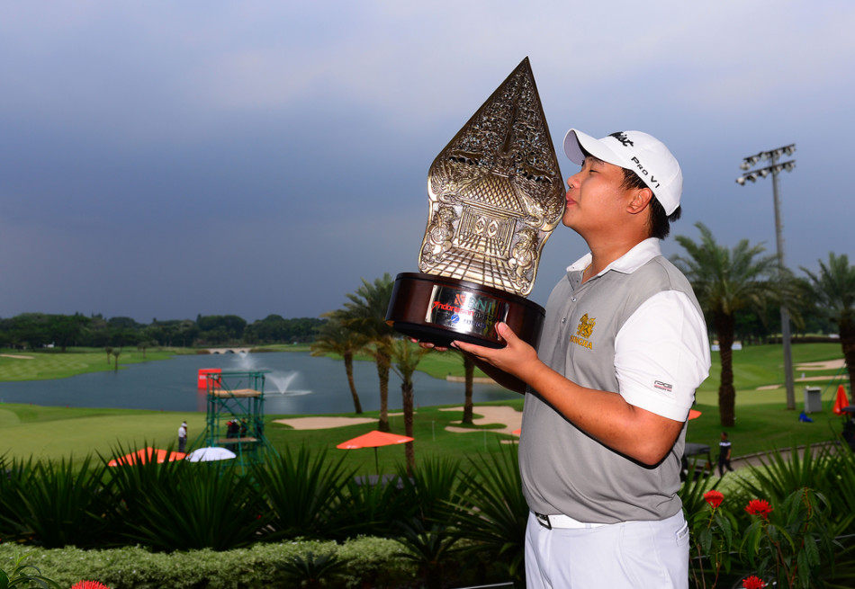 刘晏玮与球童在球道上认真商讨下一杆的策略，团队协作至关重要