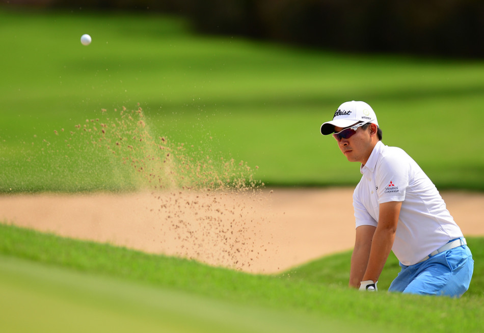 泰国少年帕查拉孔瓦迈专注观察球线，年少沉稳未来可期