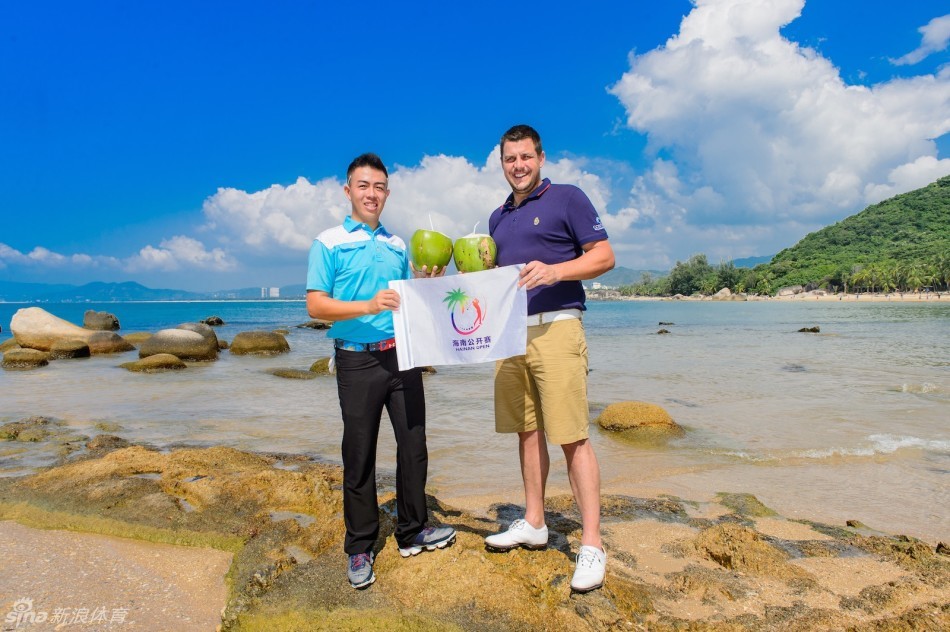 欧洲球员山姆·沃克面带灿烂笑容，环抱一颗硕大青椰，尽显融入海岛度假氛围的轻松与喜悦。