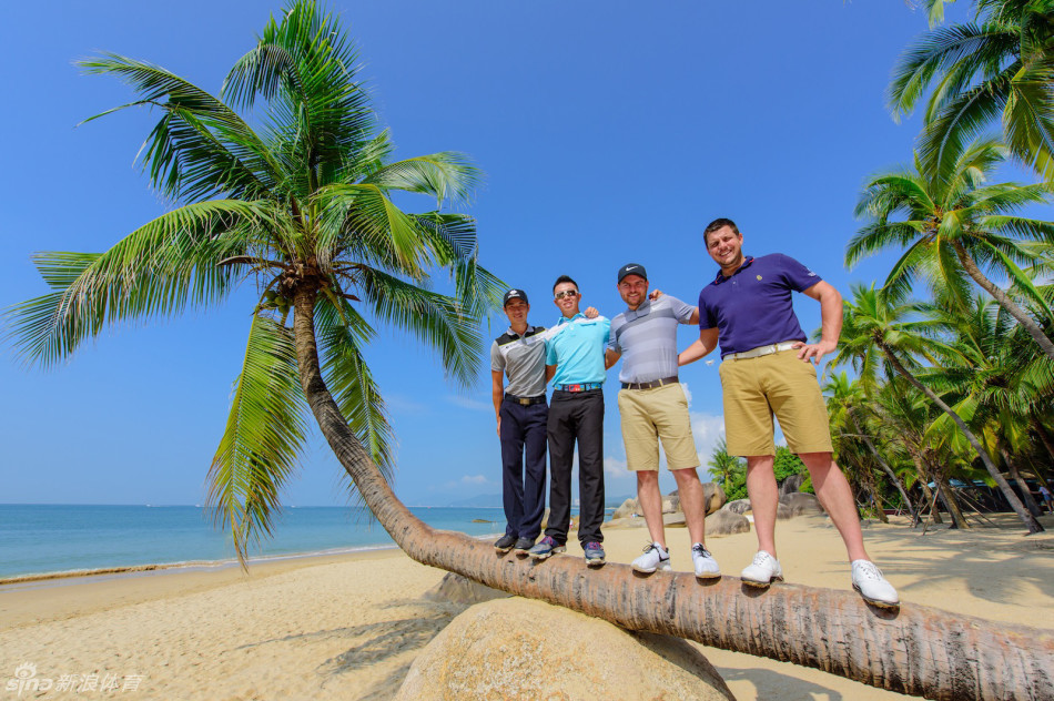 佘梓瀚倚靠在一棵弯曲的椰树下悠然小憩，展现了竞技之余球员享受海南慢生活的惬意瞬间。