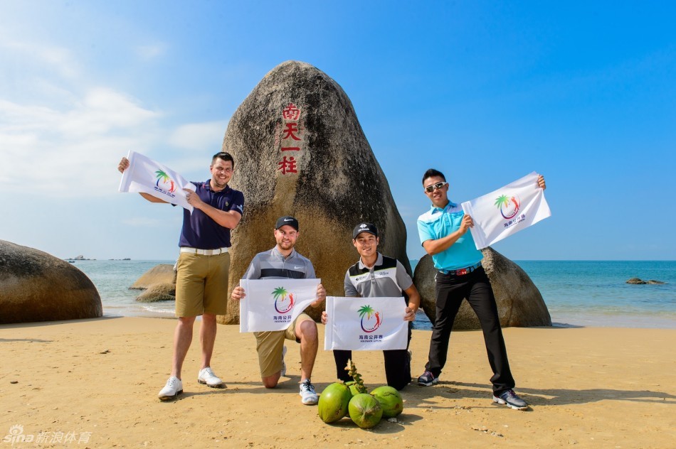 欧阳正在成排的椰树长廊下漫步，神情若有所思，仿佛在回味童年于此留下的美好记忆。