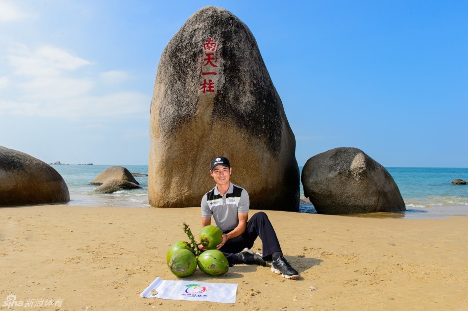 山姆·沃克头戴遮阳帽，在骄阳下做出挥杆动作，背景海滨风景如画，定格高球运动与自然美景的融合瞬间。