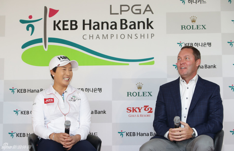 莱克茜-汤普森在绿意盎然的球道上专注地准备击球，展现了世界级球员的力量与精准。