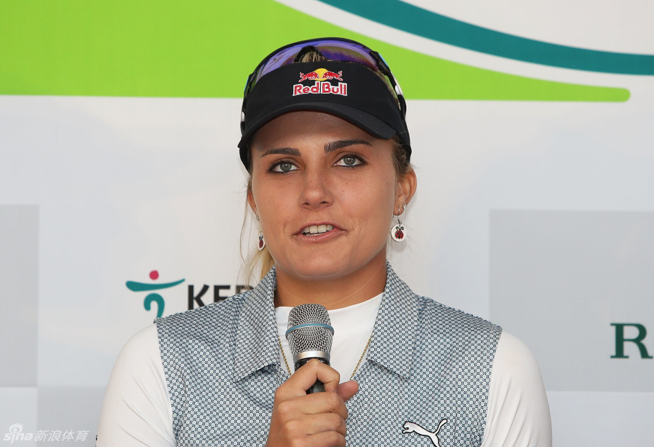 在送行活动中，球员们将朴世莉围在中间，脸上洋溢着温暖的笑容，场面如同一张充满友爱的家庭大合照。