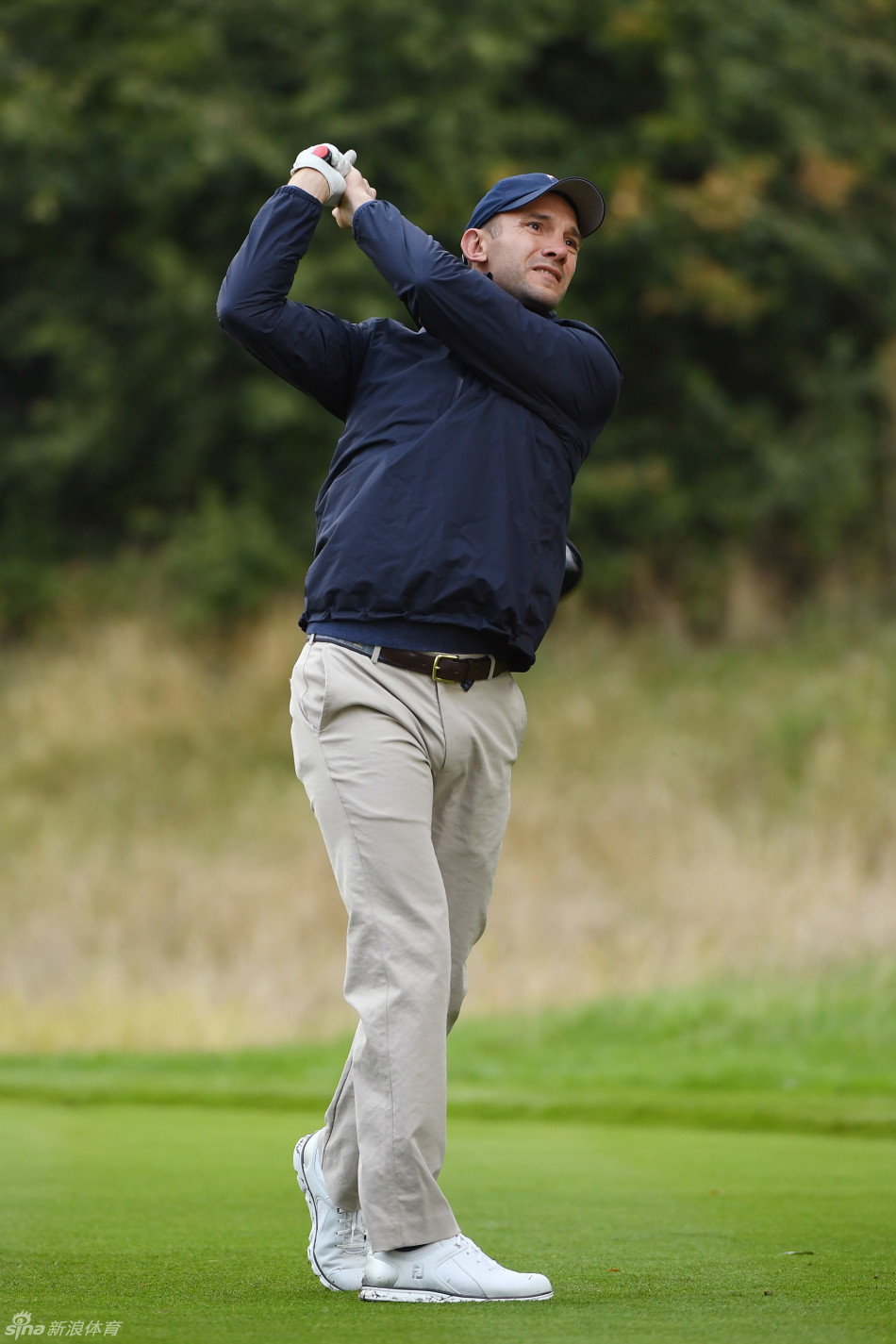 意大利足球艺术家佐拉全力开球，瞬间爆发力与优雅体态完美结合