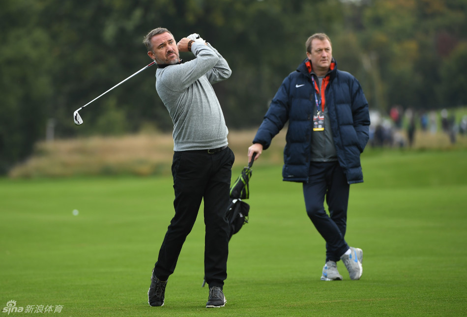“台球皇帝”亨得利在高尔夫球场上潇洒挥杆，尽显斯诺克之王的跨界风范