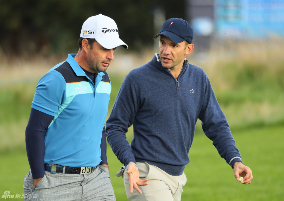 乌克兰核弹头舍普琴科完成一次漂亮的击球后优雅收杆，目光追随球迹