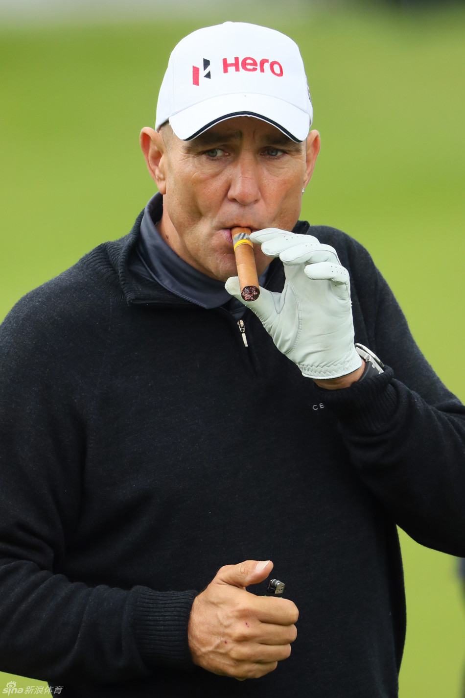 前足球硬汉维尼·琼斯气定神闲地吸着雪茄，与同组球员轻松交流