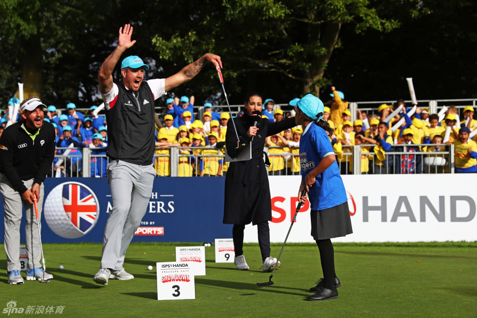 前切尔西传奇佐拉正专注地进行推杆，眼神锐利地审视果岭线路