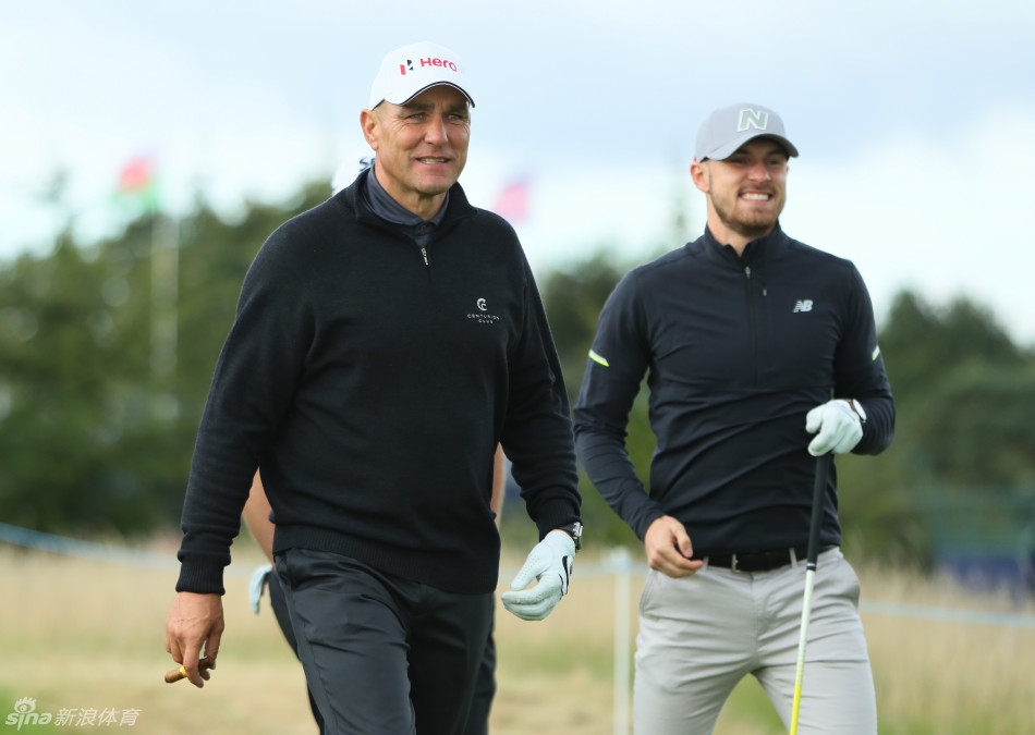 前爱尔兰国脚尼尔·奎因在果岭边观察推杆线路，表情专注而认真