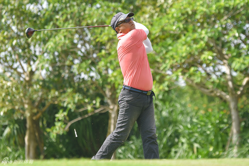 球手在击球后保持着优雅的收杆姿势，身体完全舒展，目光望向远方，仿佛在第一时间用视线引导着小白球的飞行方向