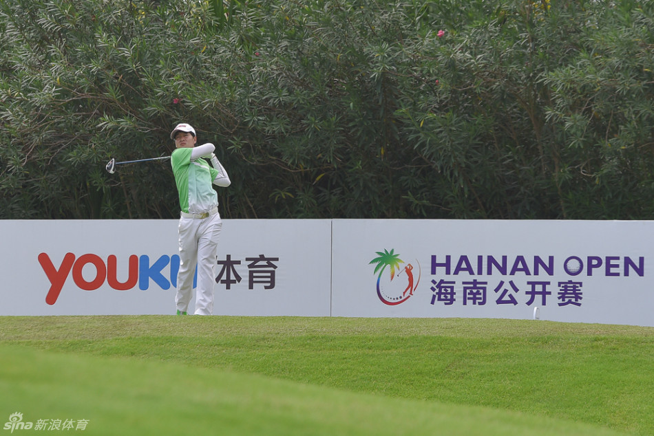 高尔夫球手在发球台屏息凝视，白色小球在空中划出决定性弧线后，他手搭凉棚，目光如炬地追踪着球的飞行轨迹与最终落点