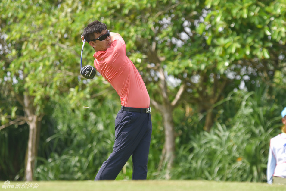 绿意盎然的球道上，一位女高尔夫球手完成了优雅流畅的全幅挥杆，动作定格在完美的收杆瞬间，展现出力与美的结合