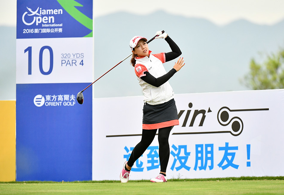 黎佳韵完成一次漂亮的挥杆，动作干净利落，身体充分扭转，视线紧随小球飞行的轨迹，充满张力与美感。