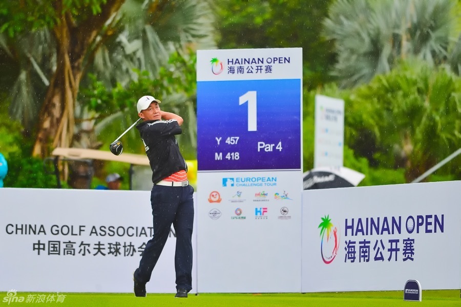 中国球员周国武顶着强风完成击球,他的身姿稳如磐石,充分展现了不畏艰难、专注比赛的职业态度。